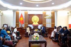 芹苴市人民委员会主席张景宣会见澳大利亚国际发展部部长、小型企业部部长兼多元文化事务部部长、众议员安妮·阿里。图自越通社