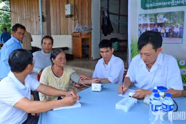第74经济国防团为柬埔寨民众开展义诊发药活动。图自人民军报