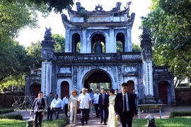 巴拿马总统穆利诺及夫人参观文庙-国子监。图自越通社