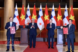 越共中央总书记、国家主席苏林与巴拿马总统穆利诺共同见证双方合作文件交换仪式。图自越通社