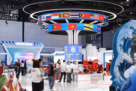 2026年东博会上的人工智能（AI）展区吸引中国与东盟企业及民众的广泛关注。图自越通社