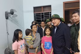 越南政府常务副总理阮和平亲切慰问受灾群众