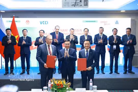 黎明兴总理出席越南国家石油集团与扎鲁别日石油公司交换越南大陆架01/17和02/17区块产品分成合同（PSC）投资证书交换仪式。图自越通社