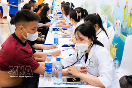 劳动者接受健康体检。图自越通社