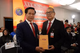 胡志明国家政治学院副院长黄福林向墨西哥众议院外交委员会主席佩德罗·瓦斯克斯·冈萨雷斯（Pedro Vázquez González）议员赠送《新时代中实现越南强盛的渴望》一书。图自越通社