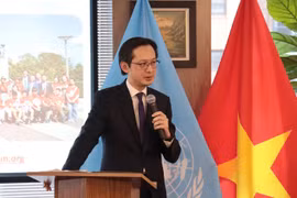越南常驻联合国代表团团长杜雄越大使主持记者会。图自越通社