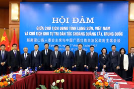 越南谅山省委副书记、省人民委员会主席阮景全与中国广西壮族自治区党委副书记、自治区人民政府主席韦韬会谈。图自越通社