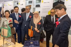 各国大使参观展会。韩国东盟中心供图