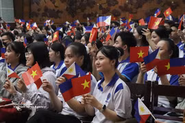 全市各所高等院校的近1000名师生参加活动。图自越通社
