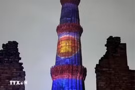 印度首都新德里库特布塔（Qutub Minar）高塔上呈现出绚丽的东盟会旗图案。图自越通社