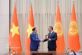 吉尔吉斯共和国总统萨德尔·扎帕罗夫（Sadyr Japarov，右）向ROX Group创始人兼主席、海越股份商业银行（MSB）董事会主席陈英俊颁发“友谊勋章”（Dostuk Medal），表彰其为推动越南与吉尔吉斯斯坦投资合作作出的重要贡献。图自越通社