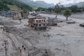2026年8月27日，尼泊尔努瓦科特（Nuwakot）县遭受严重山洪和泥石流破坏的惨状。图自新华社/越通社
