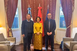 越南驻阿根廷大使吴明月（中）与乌拉圭共产党和阿根廷共产党代表合影。图自越通社