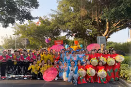 旅居中国澳门越南侨胞协会参加澳门国际幻彩大巡游。图自越通社