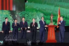 越共中央总书记、国家主席苏林向太原省党部、政府和人民赠送胡志明主席雕像。图自越通社