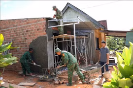 崑嵩省边防部队指挥部已帮助当地居民消除危旧房和稳定生活，确保边境地区的秩序安全。图自越通社