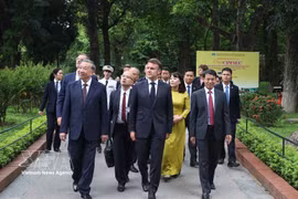 越共中央总书记苏林与法国总统马克龙在主席府参观胡志明主席遗迹区（2025年5月）。图自越通社