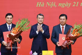 黎明兴总理向内政部代理部长阮进海和民族与宗教部常务副部长阮怀英颁发决定书。图自越通社