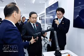 国会主席陈青敏在亦庄经济开发区视源股份（CVTE）参观了解应用人工智能（AI）技术的多领域交互显示产品。图自越通社