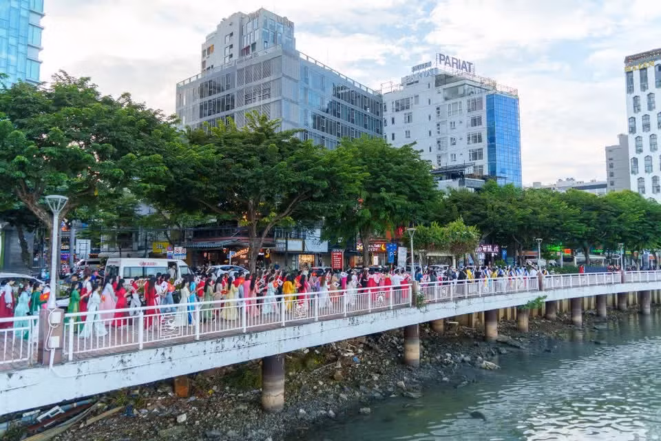 来自两国艺术团的100多名成员参加在白藤街举行的游行活动。图自Vietnam+