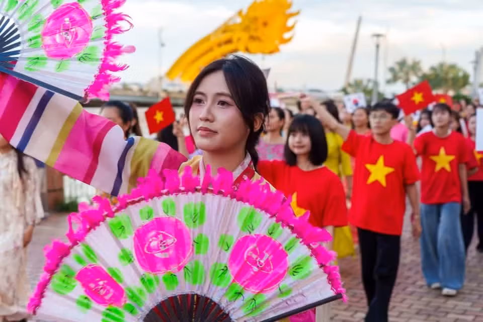 身着韩服的越南少女在扇子舞中尽显靓丽容姿。图自Vietnam+