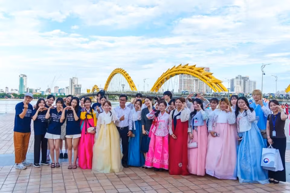 游行队伍成员在龙桥周边地区合影留念。图自Vietnam+