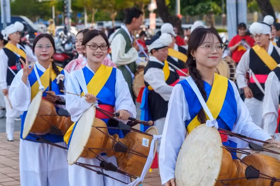 年轻女乐手灿烂的笑容为岘港街头增添满满活力。图自Vietnam+