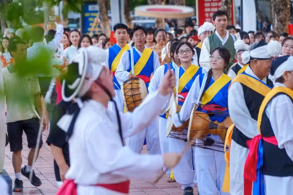 在韩国传统乐器的伴奏下，多场精彩表演让整条街道气氛热烈，吸引众多市民和游客。图自Vietnam+