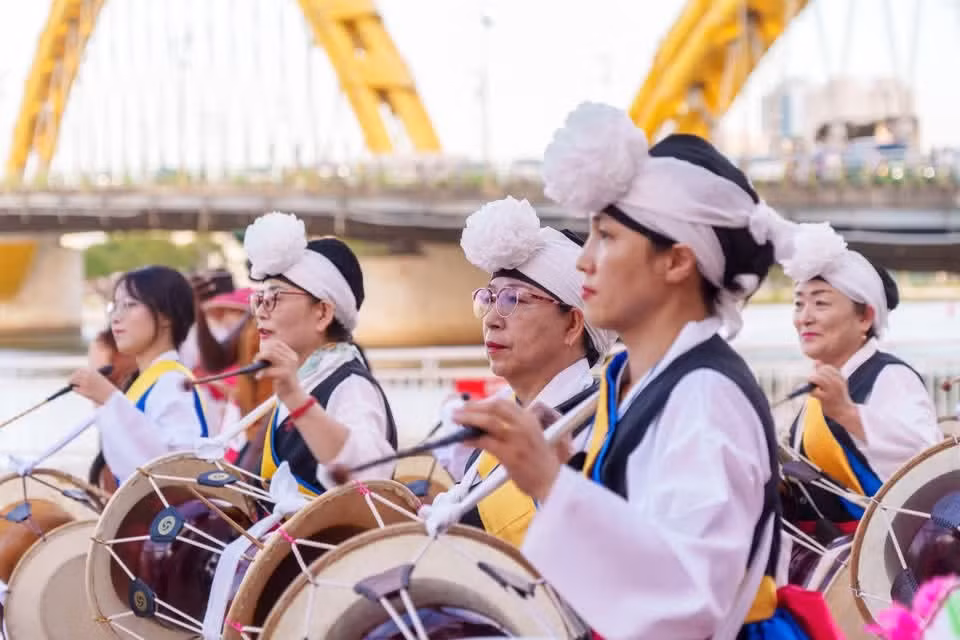 女艺术家团队演奏长鼓（Janggu，沙漏形鼓）——四物打击乐（Samulnori）中的代表性乐器。图自Vietnam+