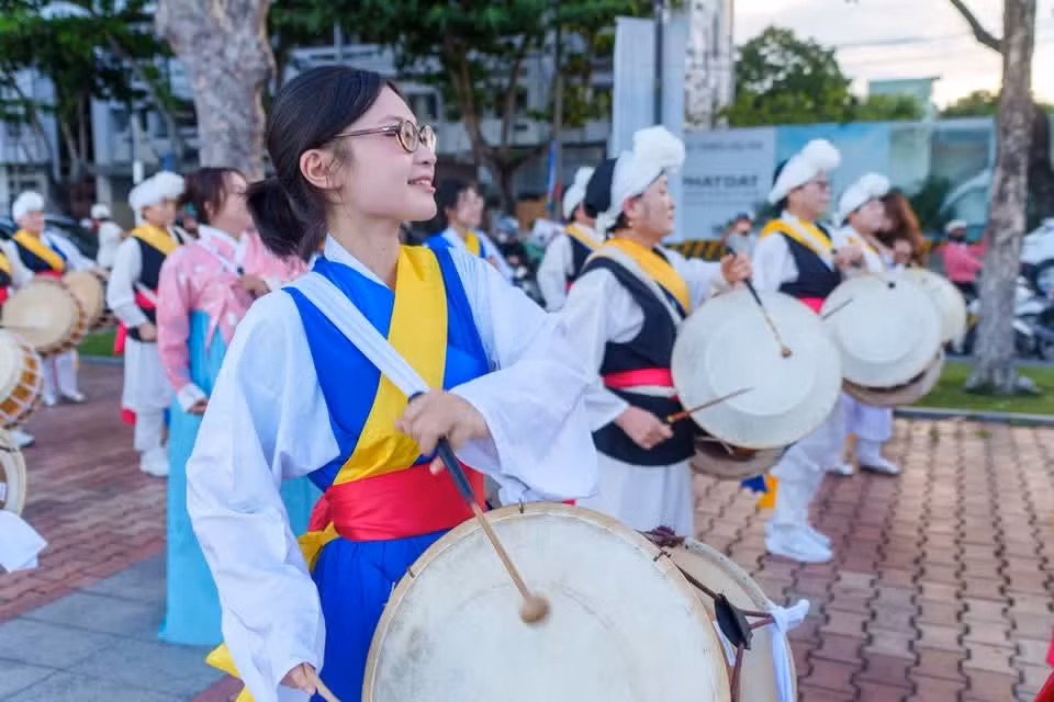 艺术家们沉浸在欢快的击鼓声中，营造出极其热烈的节日氛围。图自Vietnam+
