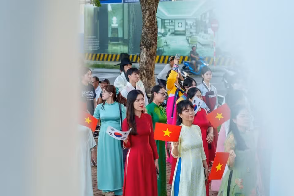 身着越南传统奥黛的队伍融入游行行列，展现两国文化交融与深厚情谊。图自Vietnam+
