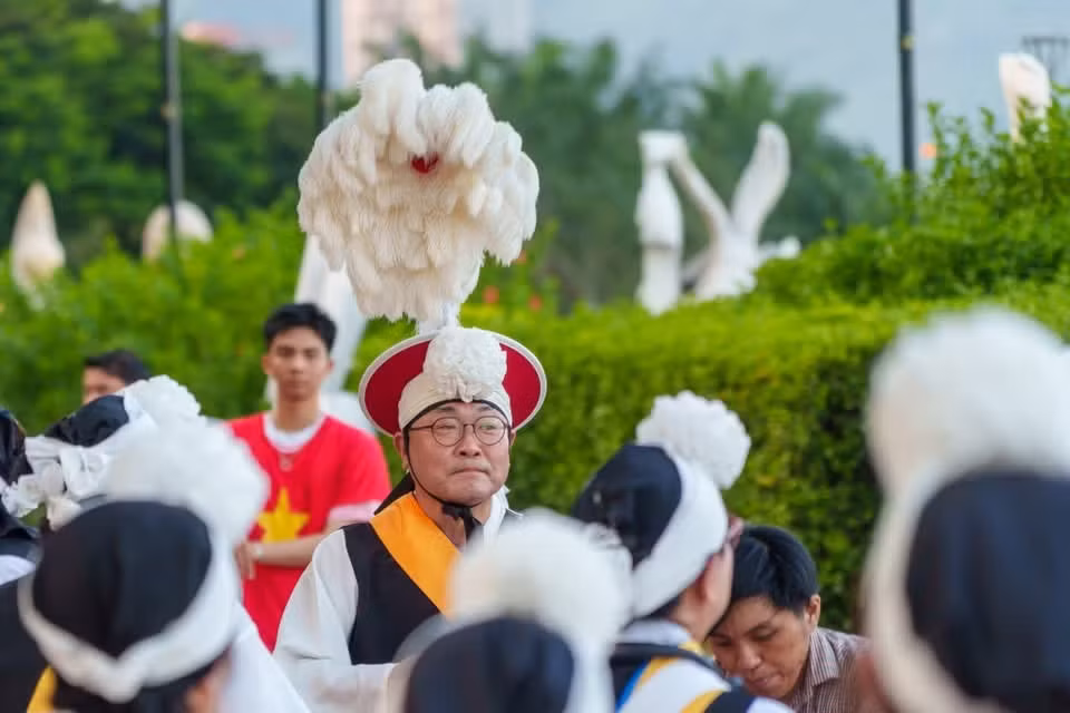 韩国艺术家佩戴饰有大白羽毛簇的传统帽Bupo Sangmo，格外引人瞩目，这是四物打击乐表演中的独特道具。图自Vietnam+