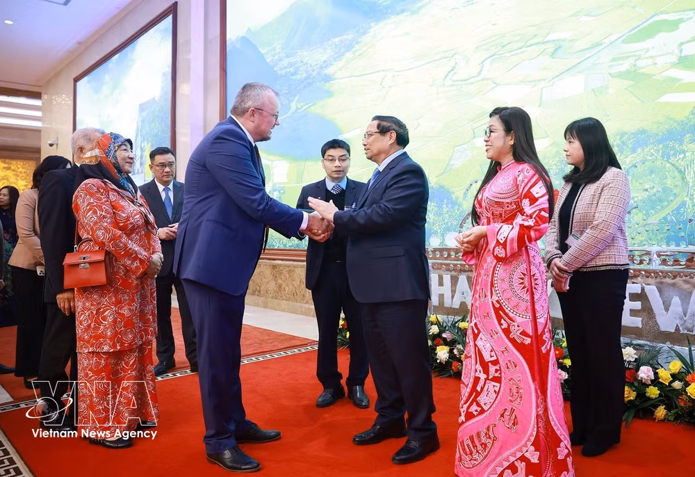 vnanet-thu-tuong-va-phu-nhan-chu-tri-chieu-dai-doan-ngoai-giao-nhan-dip-tet-co-truyen-binh-ngo-8583143.jpg