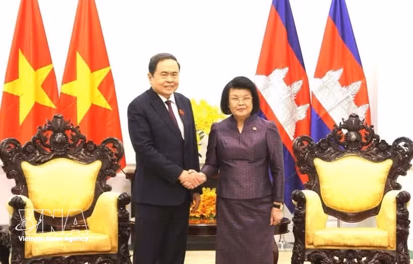 vnanet-potal-chu-tich-quoc-hoi-tran-thanh-man-gap-song-phuong-chu-tich-quoc-hoi-campuchia-khuon-sudary-8578169.jpg
