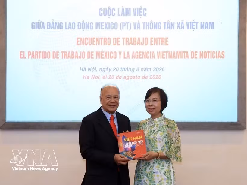 vnanet-potal-doan-dai-bieu-cap-cao-dang-lao-dong-lao-dong-pt-tham-va-lam-viec-tai-thong-tan-xa-viet-nam-8967639.jpg
