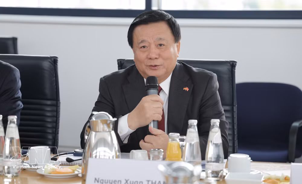 vnanet_potal-doan-dai-bieu-dang-cong-san-viet-nam-tham-du-trao-doi-ly-luan-lan-thu-11-voi-dang-dan-chu-xa-hoi-duc-9049866.jpg
