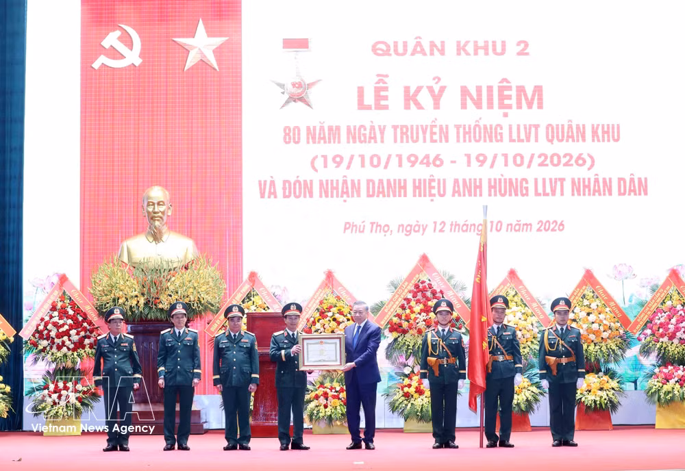vnanet_potal-tong-bi-thu-chu-tich-nuoc-du-le-ky-niem-80-nam-ngay-truyen-thong-llvt-quan-khu-2-9081715.jpg