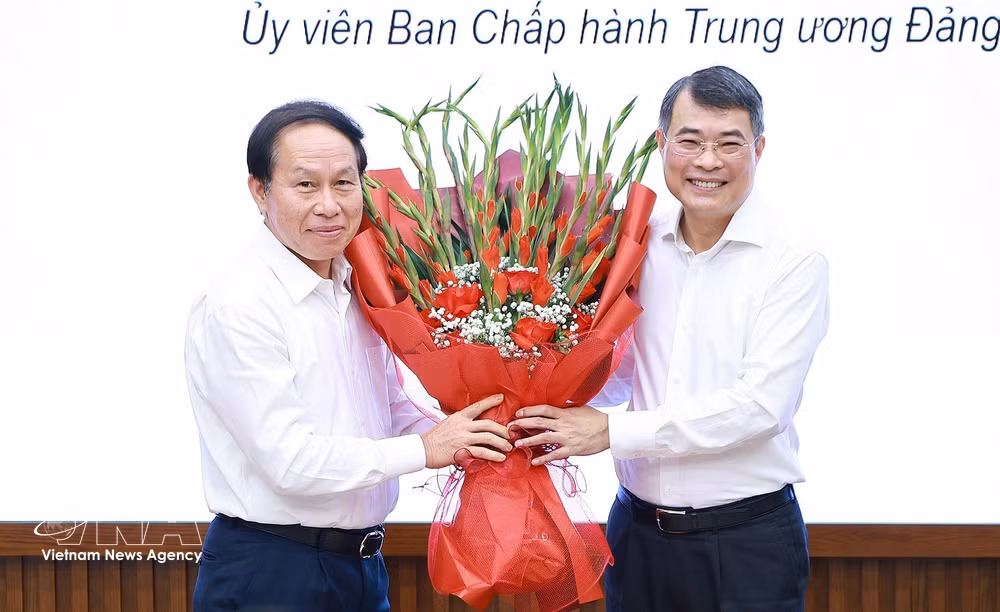 vnanet_potal-thu-tuong-trao-doi-chuyen-de-ve-phat-trien-nhanh-ben-vung-va-tang-truong-hai-con-so-voi-cac-uy-vien-trung-uong-dang-9027950.jpg