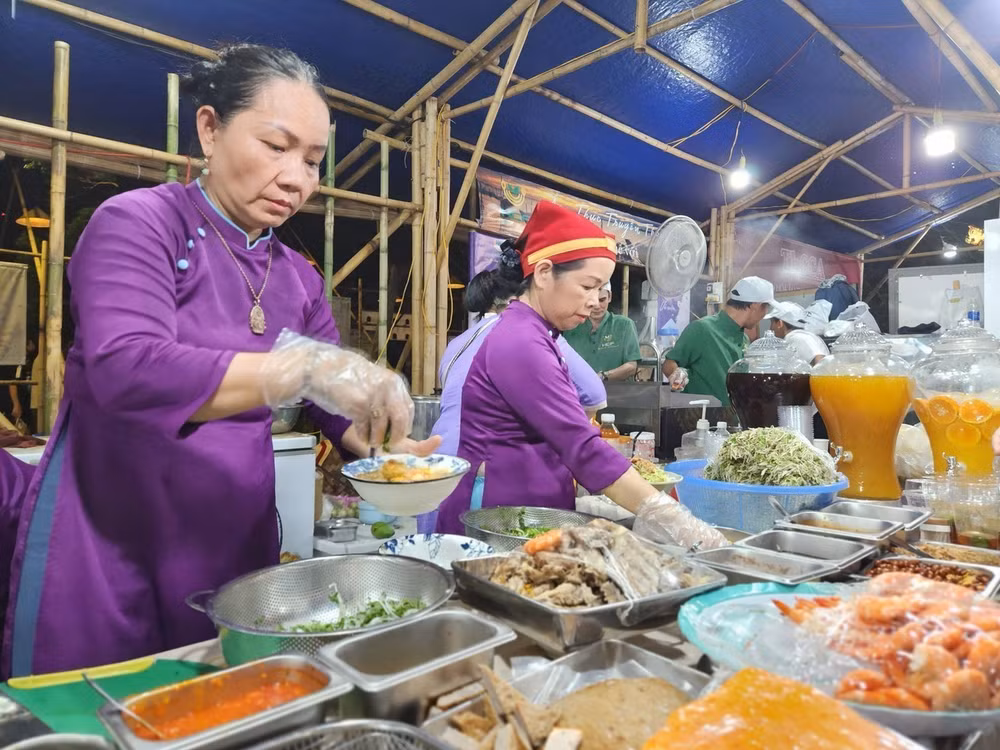 vna_potal_khai_mac_tuan_le_am_thuc_truyen_thong_hue_2024_7347923.jpeg