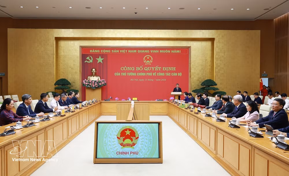 vnanet-potal-thu-tuong-trao-quyet-dinh-ve-cong-tac-can-bo-doi-voi-bo-noi-vu-va-bo-dan-toc-va-ton-giao-8902630-2.jpg