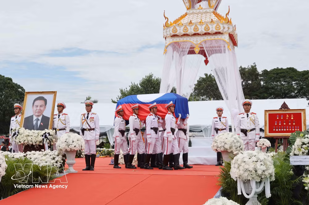 vnanet-potal-doan-cap-cao-dang-cong-san-viet-nam-du-le-truy-dieu-chu-tich-quoc-hoi-lao-xaysomphone-phomvihane-8950460-1.jpg