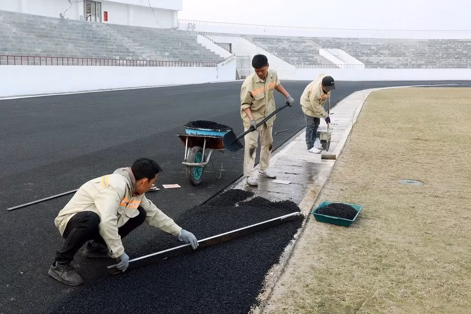 运动场草皮铺设进入尾声阶段。图自越通社