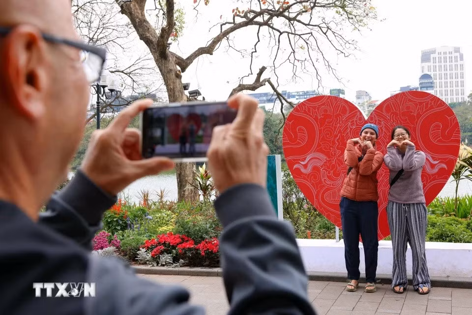 千年文献的首都河内凭借其历史、文化和现代的独特交融，一直是深受游客青睐的旅游目的地。图自越通社