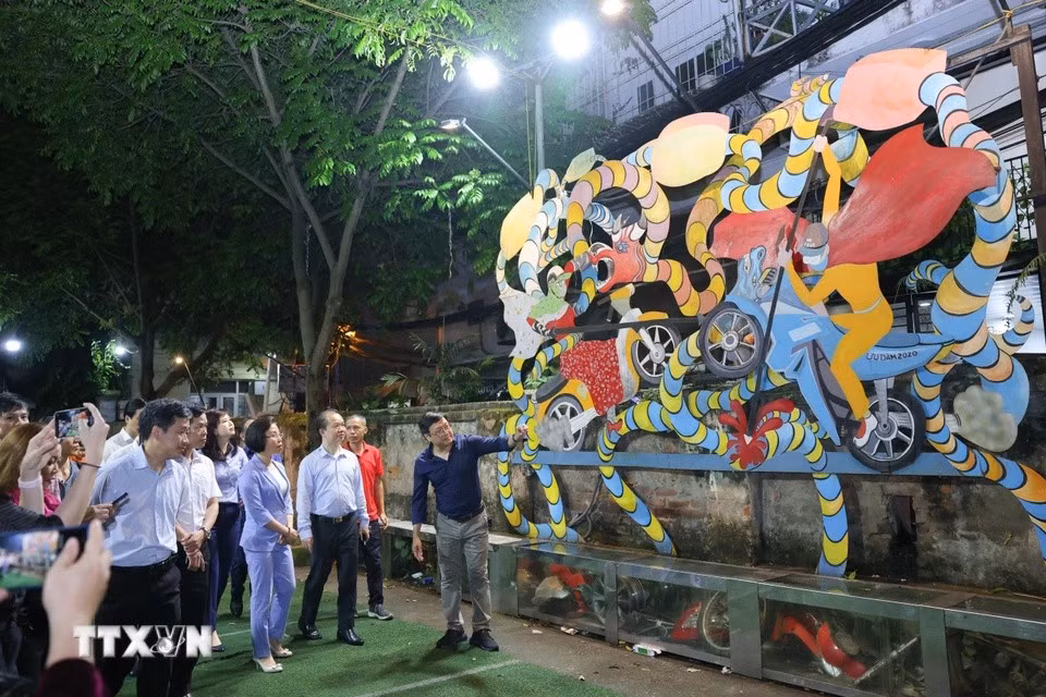 河内将旅游视为拳头经济产业，因此为了让“头回客”变“回头客”，河内市旅游部门高度重视丰富市场供给，优化旅游服务。图自越通社