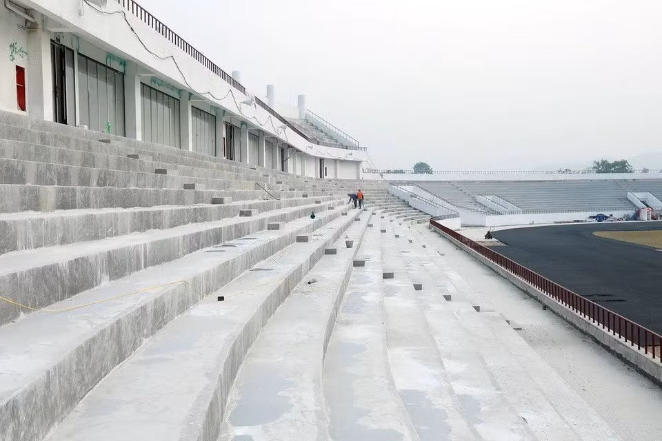 运动场内已种植草坪，铺设草皮，安装电子屏幕，并准备安装座椅。图自越通社