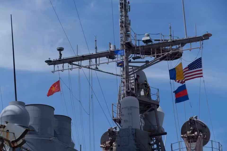 越南国旗和美国国旗在巡洋舰“罗伯特·斯莫尔斯”号（CG 62）桅顶飘扬。图自Vietnam+