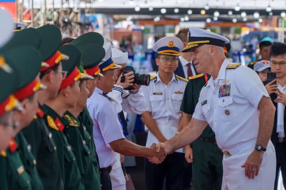 越南海军第三区司令部代表热烈欢迎美方代表团。图自Vietnam+