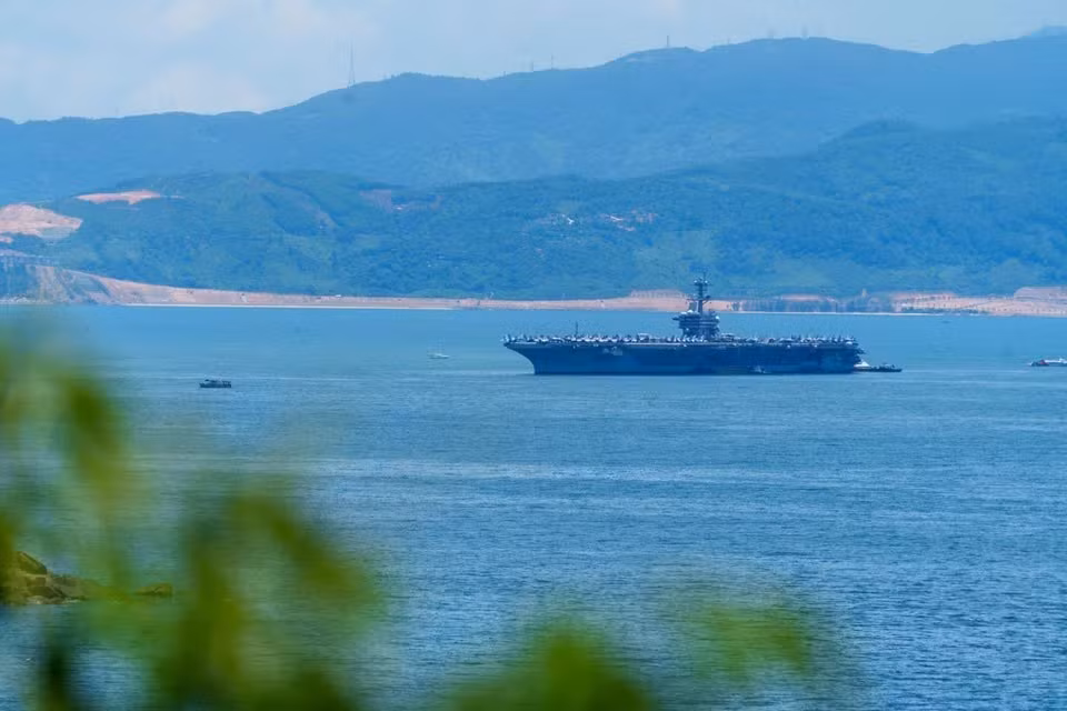 尼米兹级航母“乔治·华盛顿”号 （CVN 73）——第5航母打击群旗舰在山茶半岛（岘港）停泊。图自Vietnam+