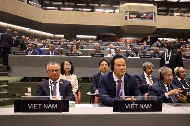 越南国会对外委员会副主任阮孟进先生与越南常驻联合国日内瓦办事处和瑞士其他国际组织代表团团长梅潘勇大使，以及越南代表团其他成员出席第149届各国议会联盟大会。图自越通社