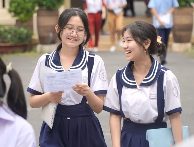胡志明市为学龄前儿童和高中生减免学费。图自《劳动报》